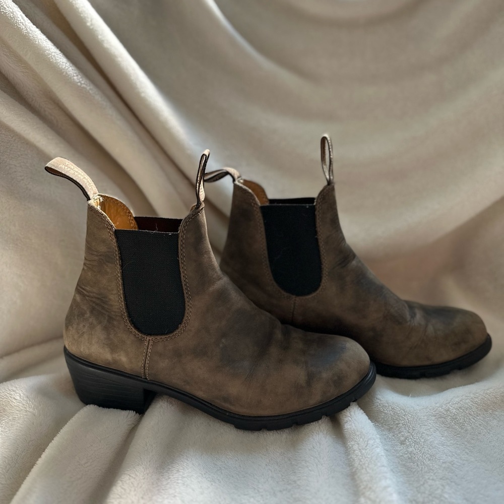 Women’s Heeled Blundstones Style #1677 in Rustic Brown Size US 9 EU 39